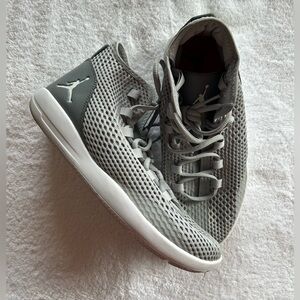 Men’s Athletic Shoe Size:9, Color Gray, Great Condition, Like New.